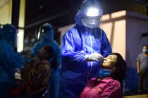 Doanh nghiệp gồng mình gánh phí xét nghiệm khi áp dụng “3 tại chỗ“