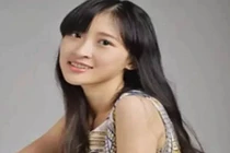 Nữ sinh gây sốc khi "một nách hai con" tới trường