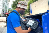 Shipper ở TP.HCM giao 300 đơn hàng cho dân văn phòng sau nghỉ lễ