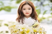 Vẻ đẹp bé gái Hà Nội bên hoa loa kèn khiến người người say đắm