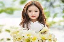 Vẻ đẹp bé gái Hà Nội bên hoa loa kèn khiến người người say đắm