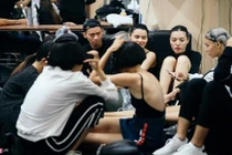 Hậu trường mẫu Fashion Week: Ngồi bệt trang điểm, ăn vội chờ giờ diễn