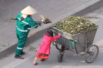 Xót xa bé gái đi quét rác cùng mẹ dịp Tết nguyên đán