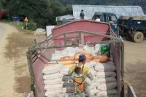 Xót thương cảnh người cha cõng con mưu sinh ở công trường