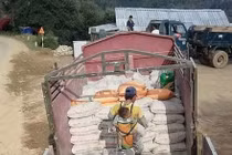 Xót thương cảnh người cha cõng con mưu sinh ở công trường