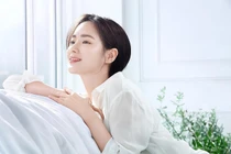 Cô nàng bỗng nhiên nổi như cồn nhờ mặt mộc và lông mày tự nhiên