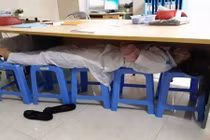 Sinh viên ngành Y và những tư thế nằm ngủ trưa như "hành xác"