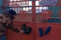 Video: Rét kỷ lục đến mức giày, tất dính cứng trên cửa cổng