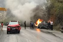 Đấu đầu xe bán tải trên QL 6, ô tô bốc cháy dữ dội