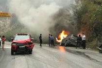 Đấu đầu xe bán tải trên QL 6, ô tô bốc cháy dữ dội