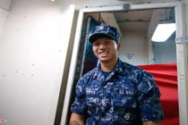 Thủy thủ gốc Việt và cuộc sống trên siêu tàu sân bay Mỹ 