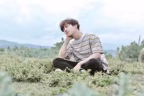 Vừa hát "Em gái mưa" vừa nhặt rau, chàng 9X hút triệu like 