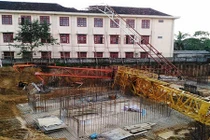 Cần cẩu đổ vào trường khiến 1 học sinh tử vong