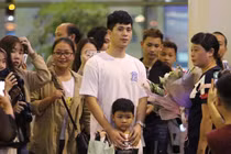 Dưỡng thương trở về, Đình Trọng gây náo loạn sân bay lúc nửa đêm