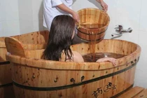 Tắm thuốc thảo dược đẹp da, ngừa bệnh tật