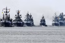 Video: Tàu chiến ùn ùn kéo về "quê nhà" của Putin
