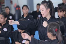 Nữ sinh PCCC xinh đẹp dạy võ từ thiện cho trẻ lang thang