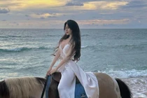 Cưỡi ngựa đi dạo biển, gái xinh Sài thành quyến rũ "hết nước chấm" 