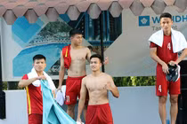 Dàn trai đẹp U23 Việt Nam cởi áo khoe body "múi sầu riêng"