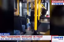 Video: Bị đấm túi bụi vì nói chuyện điện thoại quá to trên xe bus ở Úc