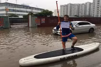 Danh tính chàng Tây lái “thuyền ôm” ngày Hà Nội ngập lụt