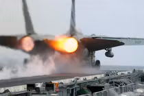 Mãn nhãn chiến đấu cơ Mỹ phun lửa trên không