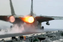 Mãn nhãn chiến đấu cơ Mỹ phun lửa trên không