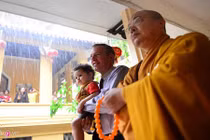 Đại sứ Mỹ đội mưa đi chùa Quán Sứ dự lễ Vu Lan