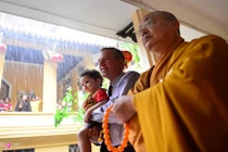 Đại sứ Mỹ đội mưa đi chùa Quán Sứ dự lễ Vu Lan