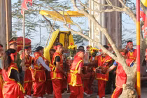 Du khách về đền thiêng nhất xứ Nghệ dự Lễ hội đua thuyền