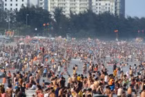 “Biển người” chen chúc ở Sầm Sơn dịp 30/4