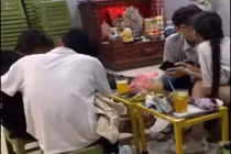 Diễn cảnh nóng trong quán trà chanh, hai đôi trẻ khiến netizen nóng mắt