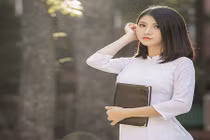 Nữ sinh ngành thiết kế đẹp ngây ngất trong tà áo dài 