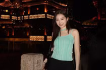 Chân Tế Như - con gái Chân Tử Đan ngày càng xinh đẹp, gợi cảm.