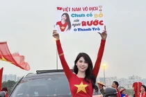 'Hot girl giơ biển tuyển chồng" ở Mỹ Đình giờ ra sao?