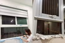 Người Hà Nội còng lưng chống nhà dột khi bão Yagi quần thảo