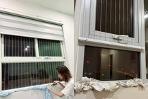 Người Hà Nội còng lưng chống nhà dột khi bão Yagi quần thảo