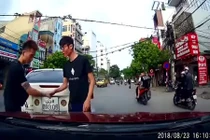 Sau va chạm xe, hai tài xế xuống bắt tay nhau rồi đi tiếp