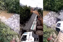 Video: Kinh hoàng xe tải chở phân bón làm sập cầu ở Lâm Đồng 
