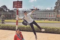 Dân mạng thích thú với bộ ảnh “chàng trai mệt mỏi” du lịch khắp Sài Gòn