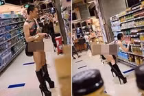 Phát hoảng với chàng trai ăn mặc phản cảm tới siêu thị