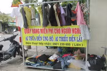 Ấm lòng tủ quần áo từ thiện tự chọn cho người nghèo giữa đông lạnh