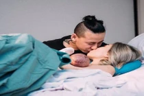 Bộ ảnh cùng vợ vượt cạn lấy nước mắt triệu dân mạng