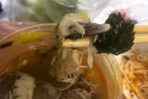 Đặt bún riêu online, cô gái ám ảnh vì thứ xuất hiện trong bát