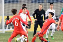 Trung vệ đội tuyển Việt Nam cẩn thận với trọng tài bắt chính VL World Cup