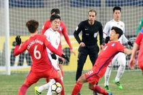 Trung vệ đội tuyển Việt Nam cẩn thận với trọng tài bắt chính VL World Cup