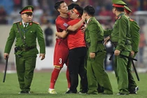 Hành động đẹp của đội trưởng đội tuyển Việt Nam sau trận tái đấu Philippines