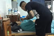 Hành động của người chồng xăm trổ như hổ báo gây bão mạng