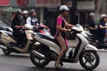 Nhức mắt với thời trang “không quần” của quý bà đi xe SH