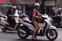 Nhức mắt với thời trang “không quần” của quý bà đi xe SH
